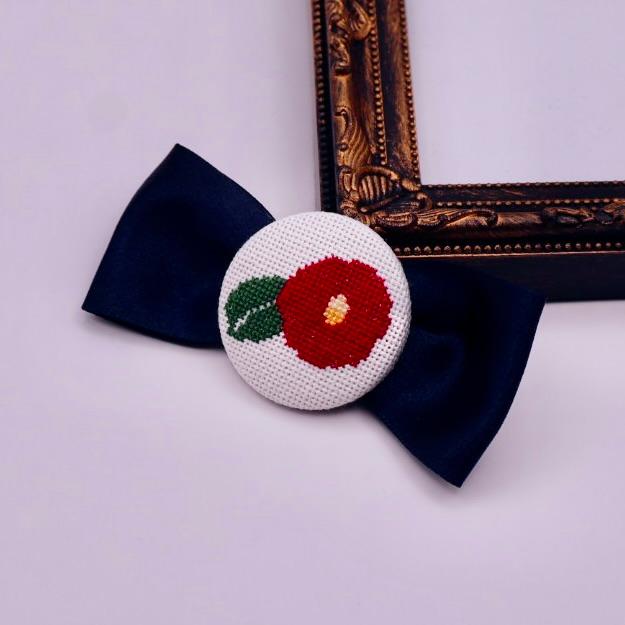 2月のくるみボタン つばきの花 クロスステッチ刺繍1枚目の画像